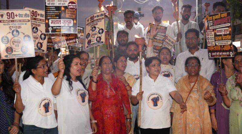 देहरादून : छात्रा रिया थापा की मौत मामले में कांग्रेसियों ने कैंडल मार्च निकाला. साथ ही कांग्रेस ने बीजेपी पर जमकर निशाना साधा.