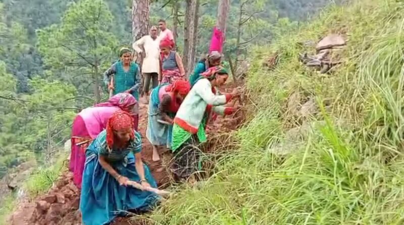चमोली : ग्रामीणों ने ख़ुद ही सड़क निर्माण का उठाया ज़िम्मा ।