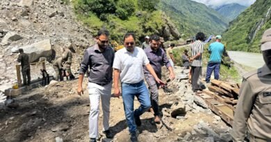 पिथौरागढ़ : बैली ब्रिज के निर्माण कार्य अपर जिलाधिकारी योगेंद्र सिंह ने स्थलीय निरीक्षण|