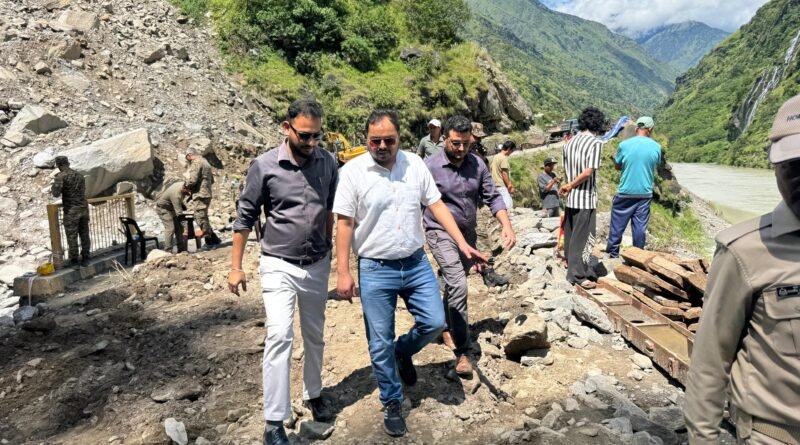 पिथौरागढ़ : बैली ब्रिज के निर्माण कार्य अपर जिलाधिकारी योगेंद्र सिंह ने स्थलीय निरीक्षण|